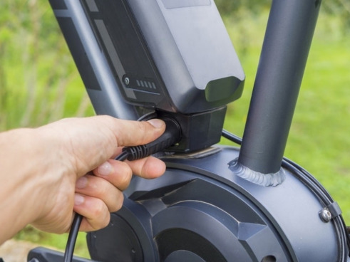 ¿Cuánto tarda en cargarse la batería de mi bicicleta eléctrica? 