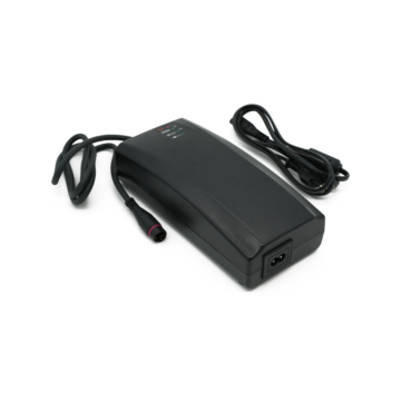 Vista en tres cuartos del cargador Alber Neodrives Z20 V8 RS desde el frente, incluyendo el cable de alimentación.