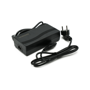 Vista tres cuartos del cargador compatible Gazelle Impulse 42V 3A con conector Rosenberger. El adaptador correspondiente es claramente visible.