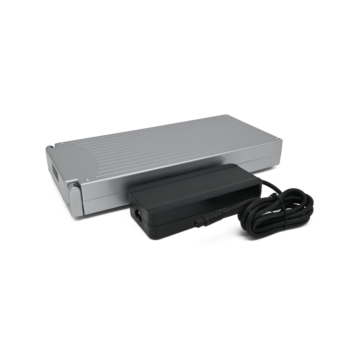 foto de la batería de bicicleta Sparta E-motion C1/C2/C3 compatible con Batavus de 13.6Ah (plata) incl. cargador desde la vista frontal donde se puede ver el conector para la bicicleta.
