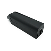 Vista en tres cuartos de cerca de la batería de repuesto AEG DownTube 36V 12.8Ah donde la batería se ve claramente.
