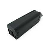 Vista en tres cuartos de la batería de repuesto AEG DownTube 36V 12.8Ah donde se ve claramente la conexión.
