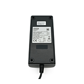 Vista inferior del cargador Alber Neodrives Z20 V8 RS. La etiqueta en la parte inferior del cargador es claramente visible.