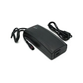Vista en tres cuartos del cargador Alber Neodrives Z20 V8 RS desde el frente, incluyendo el cable de alimentación.