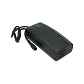 Vista en tres cuartos del cargador Alber Neodrives Z20 V8 RS desde el frente, sin el cable de alimentación.