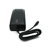 Vista trasera del cargador Alber Neodrives Z20 V8 RS. El indicador de carga es visible.