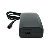 Vista frontal del cargador Alber Neodrives Z20 V8 RS con enfoque en el cable de conexión.