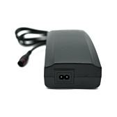 Vista frontal del cargador Alber Neodrives Z20 V8 RS con enfoque en la conexión de alimentación.