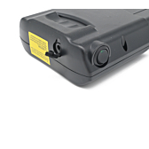 Foto en primer plano de la batería de bicicleta Ansmann 36V 11.6Ah Compatible en vista de tres cuartos. El botón de encendido/apagado y el puerto de carga son claramente visibles.
