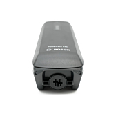 Vista en contrapicado alto de la batería de bicicleta Bosch Powerpack 545 SMART Frame. La conexión de la bicicleta es visible.