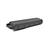 Vista en tres cuartos de la batería de bicicleta Bosch Powerpack 700 Performance/Active portaequipajes E-Bike Vision, tomada desde la parte trasera de la batería. La parte trasera y lateral de la batería son claramente visibles, así como el asa de la bate