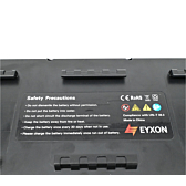 Primer plano de la etiqueta en la parte inferior de la batería EYXON Sparta/Batavus B400 36V 12.8Ah Compatible.
