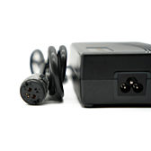 Primer plano del conector Rosenberger del cargador compatible Gazelle Impulse 42V 3A.