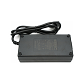 Vista inferior del cargador compatible Gazelle Impulse 42V 3A con conector Rosenberger.