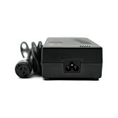 Vista frontal desde un ángulo bajo del cargador compatible Gazelle Impulse 42V 3A con conector Rosenberger. Los conectores son claramente visibles.