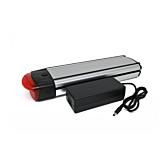 En esta imagen se puede ver una batería de bicicleta compatible Gazelle Innergy Gold de 36V 13Ah. Además, se muestra el cargador correspondiente, ya que se trata de un paquete en el que las personas reciben un cargador con la batería de la bicicleta.