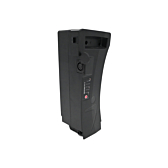 La batería compatible Impulse 36V 14.5Ah producida por EYXON de pie, mostrando la parte superior y el lado con el puerto de carga. La tapa del puerto de carga está abierta.