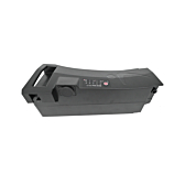 La batería compatible Impulse 36V 14.5Ah producida por EYXON vista desde un ángulo inclinado, mostrando claramente el lado y la parte superior de la batería, incluyendo el indicador de batería en la parte superior. El puerto de carga está cerrado.