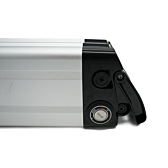 Primer plano del lado de la Phylion XH370-12J Silverfish 37V 12Ah Compatible donde la cerradura es claramente visible.