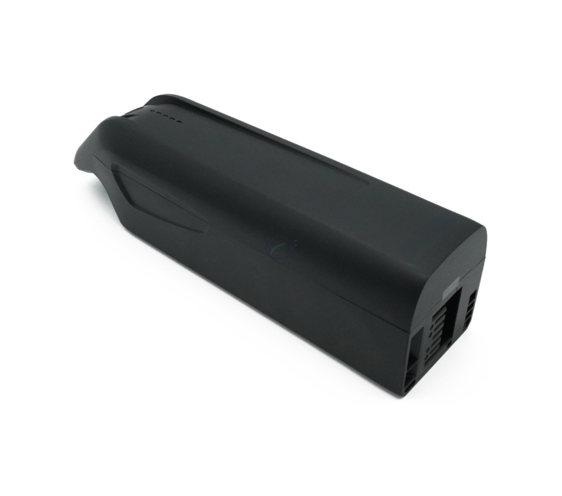 Vista en tres cuartos de cerca de la batería de repuesto AEG DownTube 36V 12.8Ah donde la batería se ve claramente.
