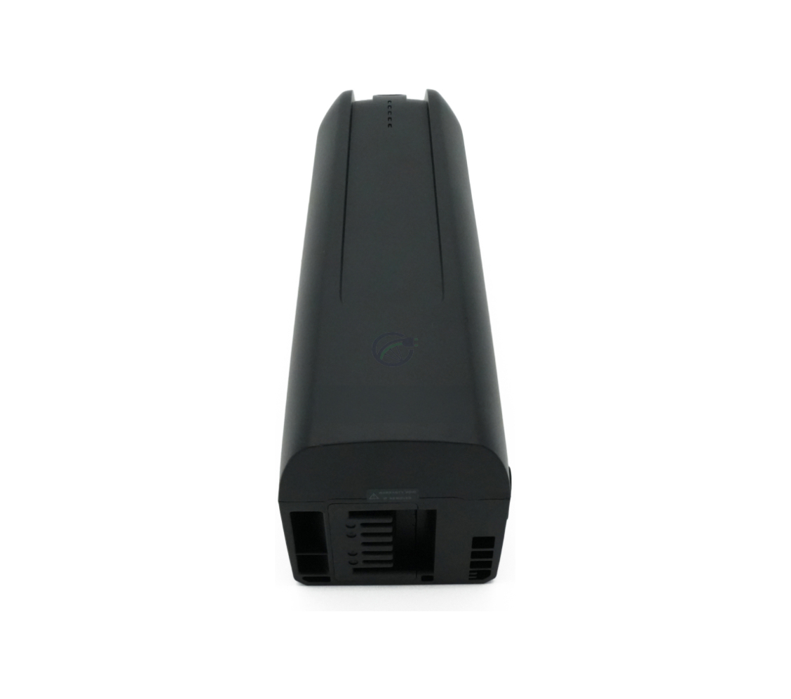 Vista superior de la batería de repuesto AEG DownTube 36V 12.8Ah donde se ve claramente la conexión al cuadro de la bicicleta.
