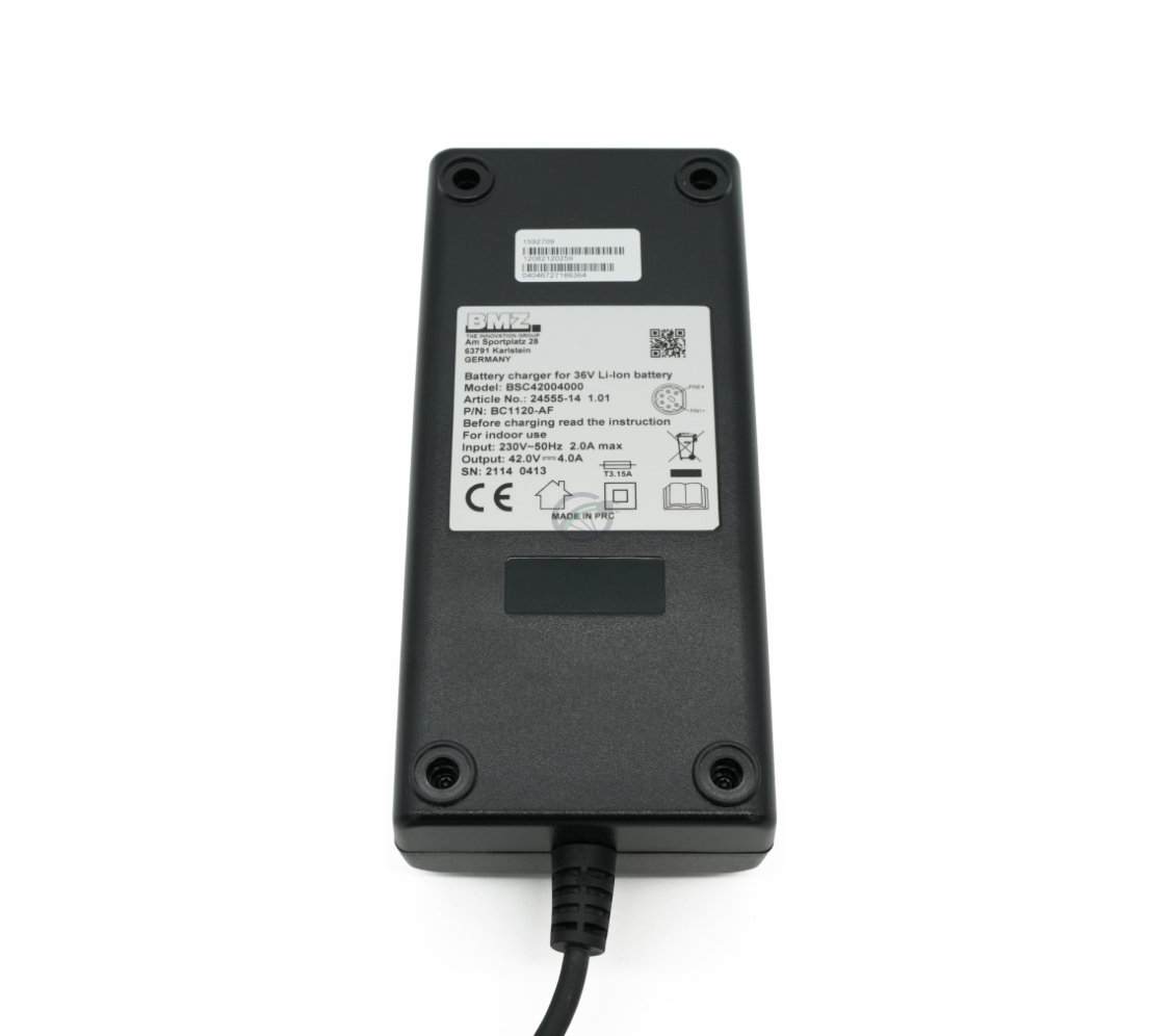 Vista inferior del cargador Alber Neodrives Z20 V8 RS. La etiqueta en la parte inferior del cargador es claramente visible.