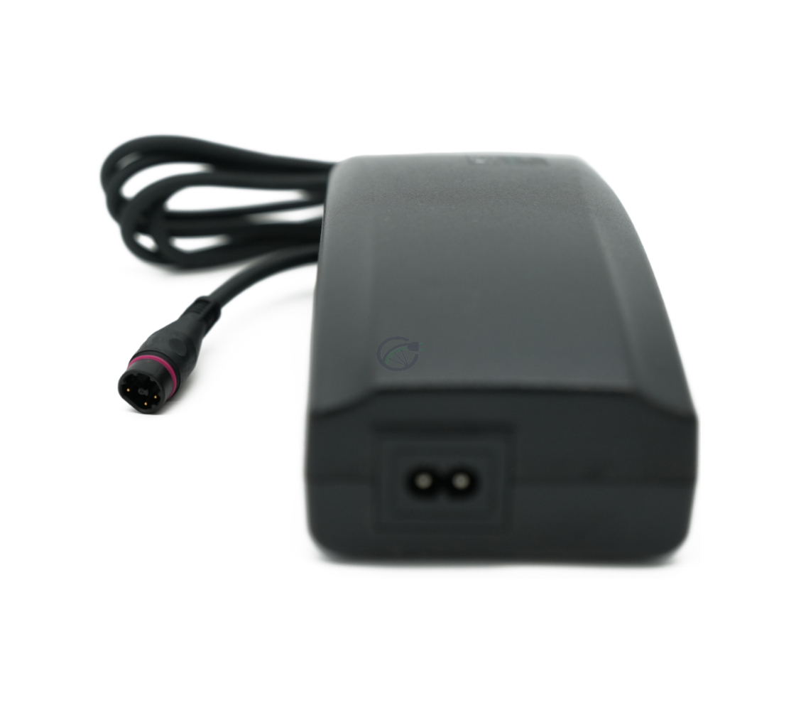 Vista frontal del cargador Alber Neodrives Z20 V8 RS con enfoque en el cable de conexión.