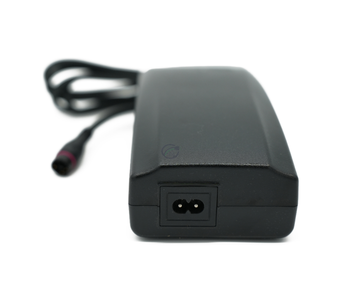 Vista frontal del cargador Alber Neodrives Z20 V8 RS con enfoque en la conexión de alimentación.