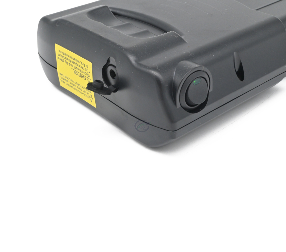 Foto en primer plano de la batería de bicicleta Ansmann 36V 11.6Ah Compatible en vista de tres cuartos. El botón de encendido/apagado y el puerto de carga son claramente visibles.