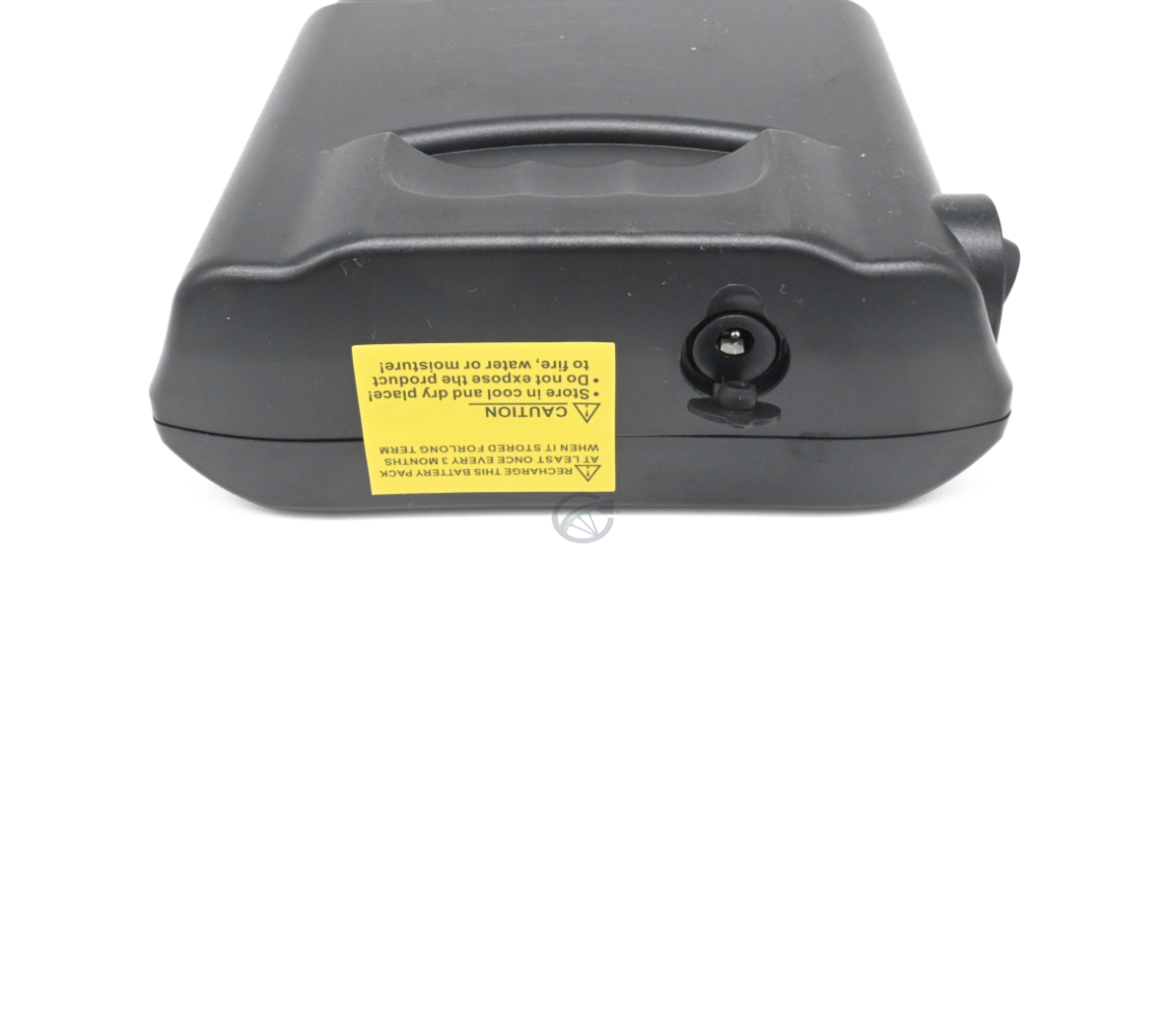 Foto en primer plano del puerto de carga de la batería de bicicleta Ansmann 36V 14Ah Compatible.