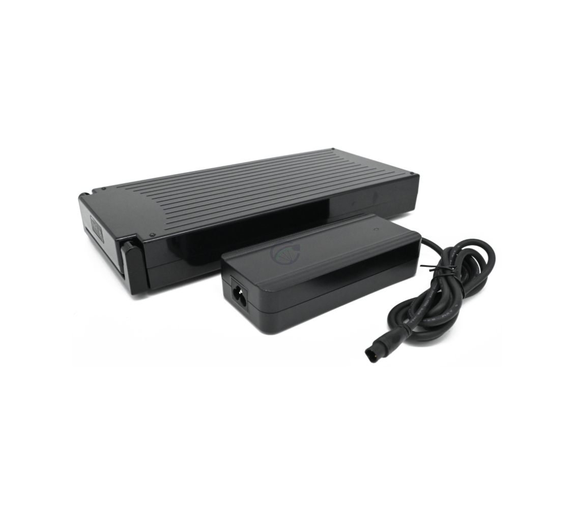 Batería de bicicleta Sparta E-motion C1/C2/C3 / Batavus compatible con 13,6 Ah (negra) Incl. Cargador desde el lado donde se pueden ver el cargador y la batería.