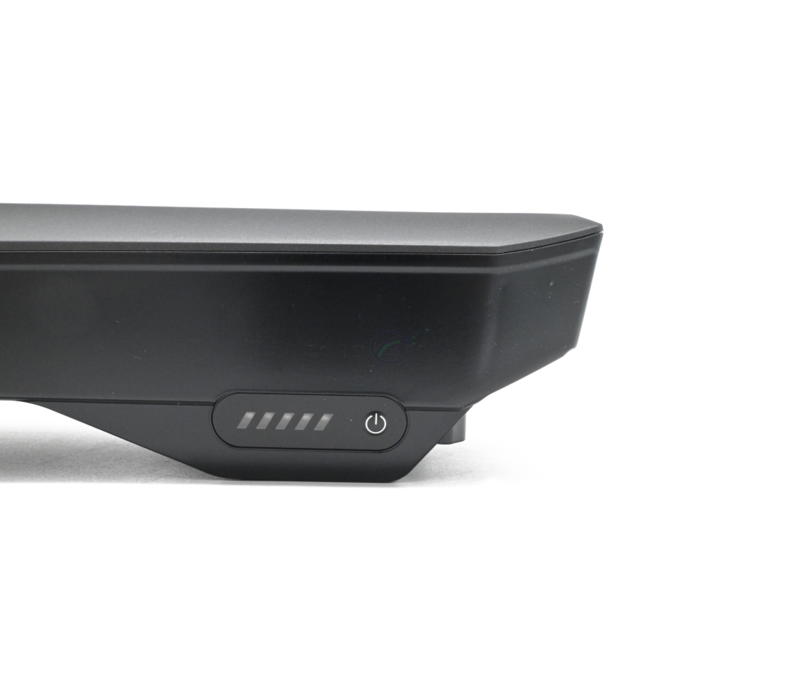 Primer plano de la Bosch PowerPack 500 Active 36V 13.4Ah batería de bicicleta donde se puede ver el indicador de batería y el interruptor para encender y apagar la batería