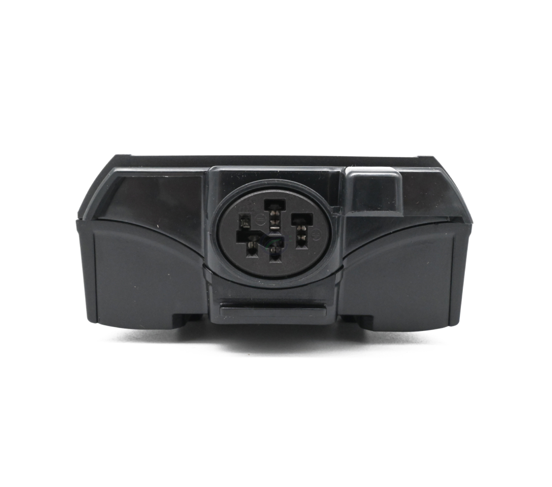 Primer plano de la Bosch PowerPack 500 Active 36V 13.4Ah batería de bicicleta donde se puede ver claramente el conector que se enchufa en la bicicleta


