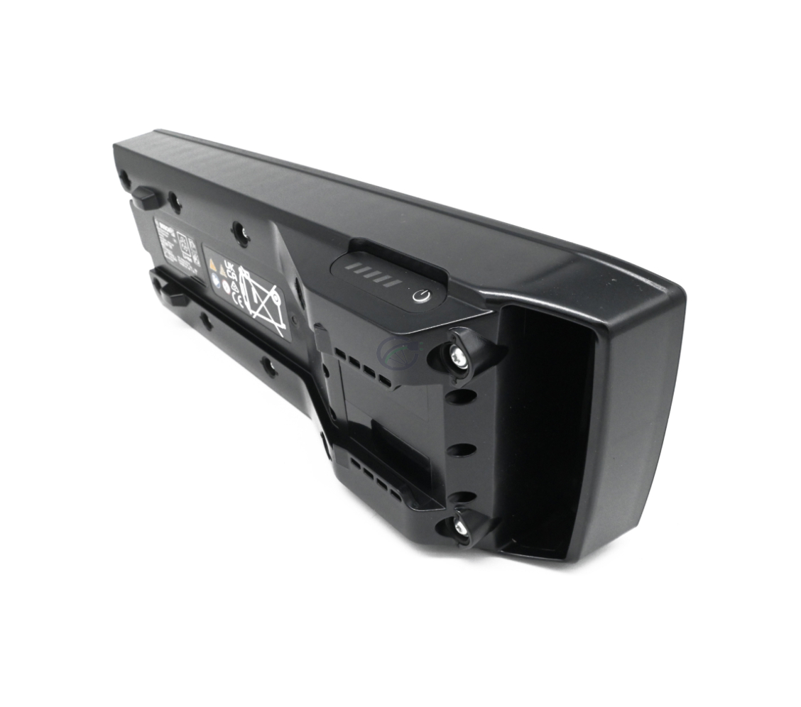 Foto de la Bosch PowerPack 500 Active 36V 13.4Ah batería de bicicleta vista desde abajo donde se pueden ver las etiquetas con advertencias y el interruptor para encender y apagar la batería