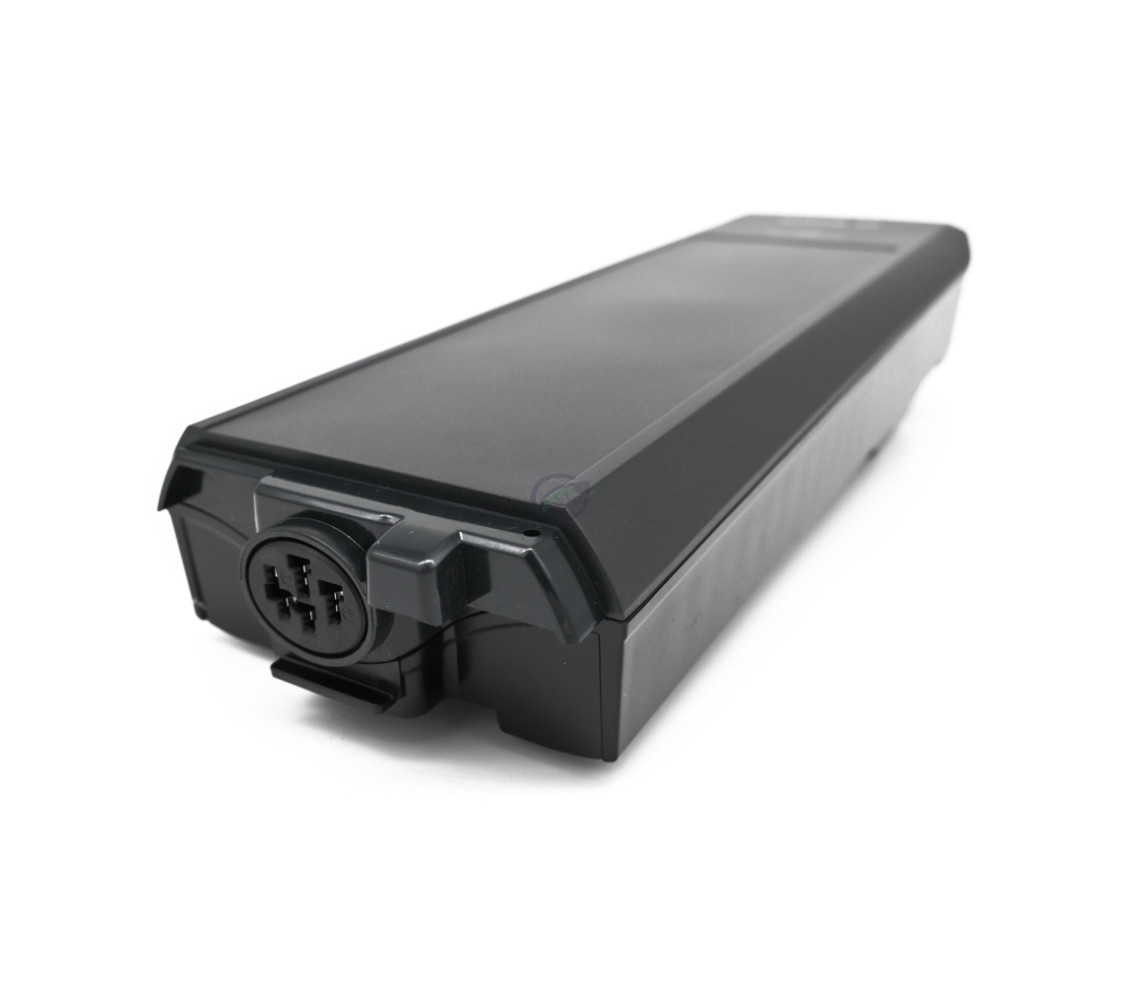 Foto de la Bosch PowerPack 500 Active 36V 13.4Ah batería de bicicleta vista desde atrás donde se puede ver el conector que se enchufa en la batería