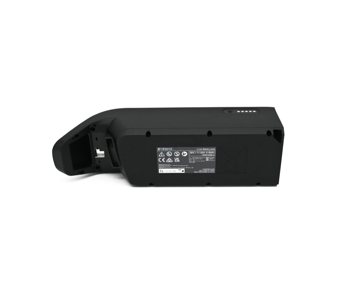 foto del Shimano BT-E6010 36V 11.6Ah desde el lado donde se puede ver el lateral y la parte inferior de la batería con las pegatinas y el indicador de porcentaje de batería