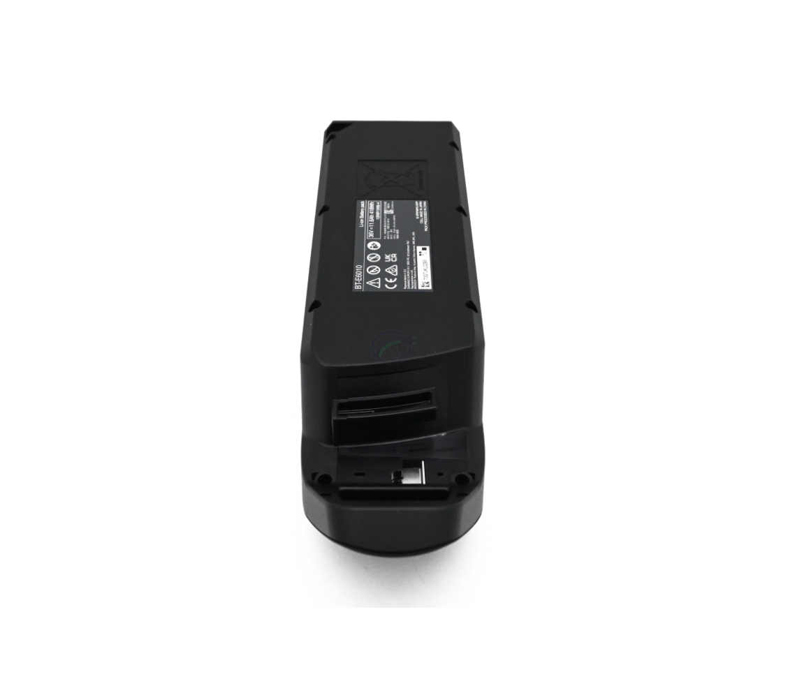 foto del Shimano BT-E6010 36V 11.6Ah desde el frente donde se puede ver la parte inferior de la batería con pegatinas que muestran explicaciones y advertencias