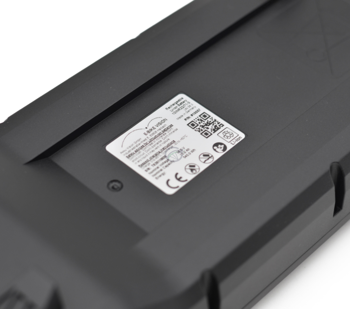 Foto en primer plano de la etiqueta en la parte inferior de la batería de bicicleta Bosch Powerpack 540 Performance/Active portaequipajes E-Bike Vision.