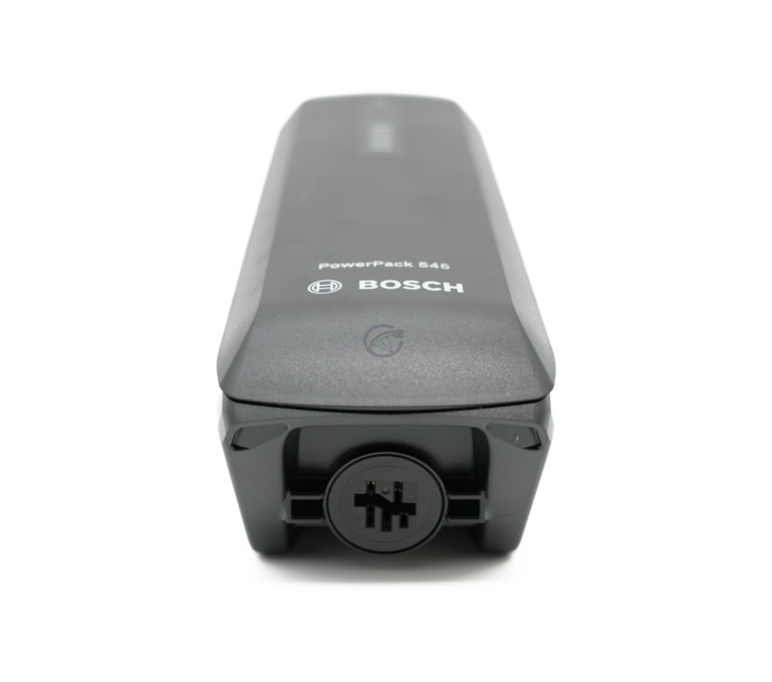 Vista en contrapicado alto de la batería de bicicleta Bosch Powerpack 545 SMART Frame. La conexión de la bicicleta es visible.