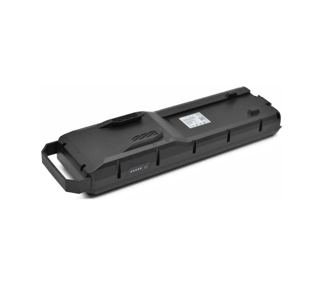 Vista inferior de la batería de bicicleta Bosch Powerpack 700 Performance/Active portaequipajes E-Bike Vision, tomada desde un ángulo oblicuo que muestra claramente la batería.