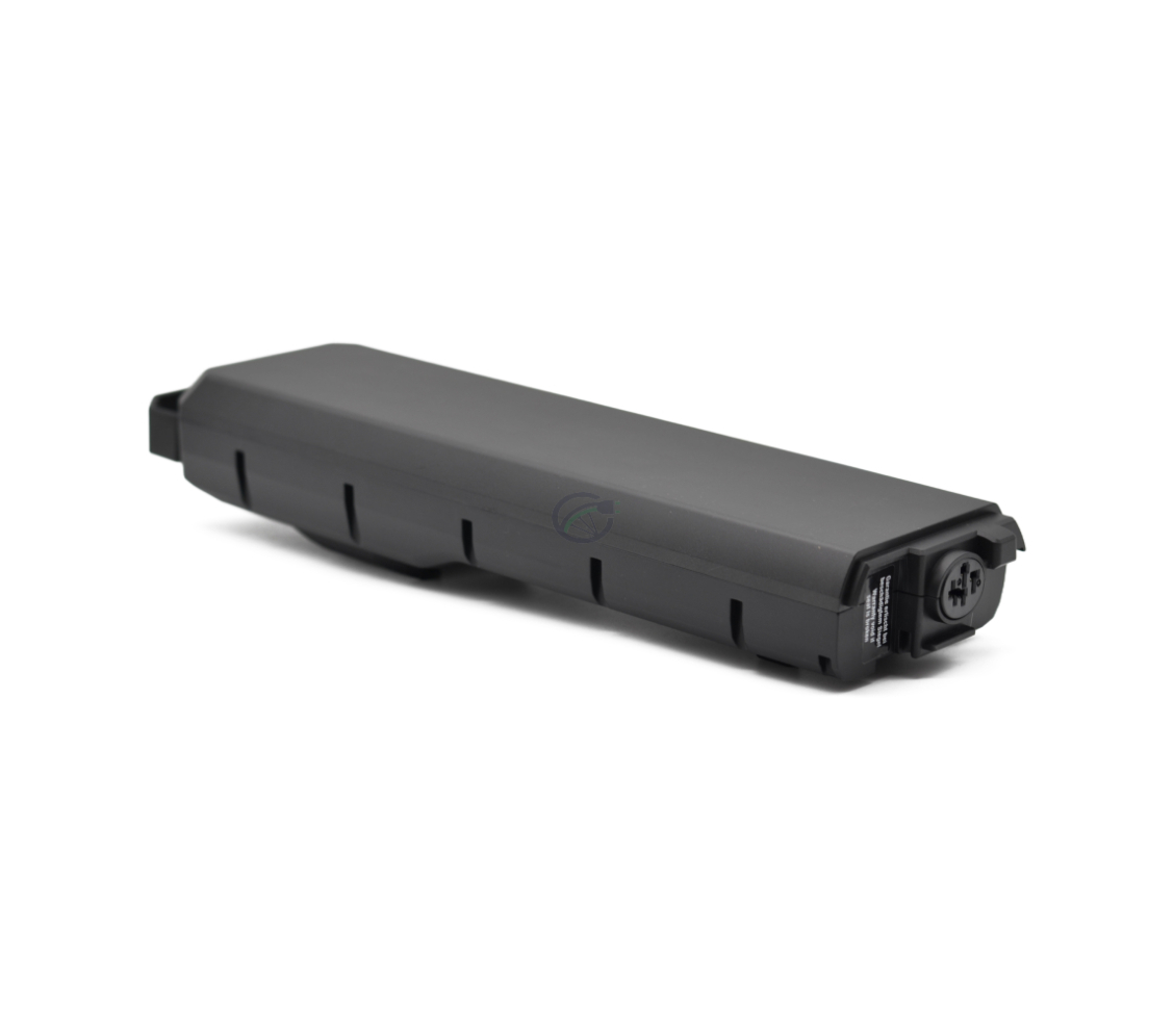 Vista en tres cuartos de la batería de bicicleta Bosch Powerpack 700 Performance/Active portaequipajes E-Bike Vision, tomada desde el frente. La conexión de la bicicleta y el lado de la batería son claramente visibles.