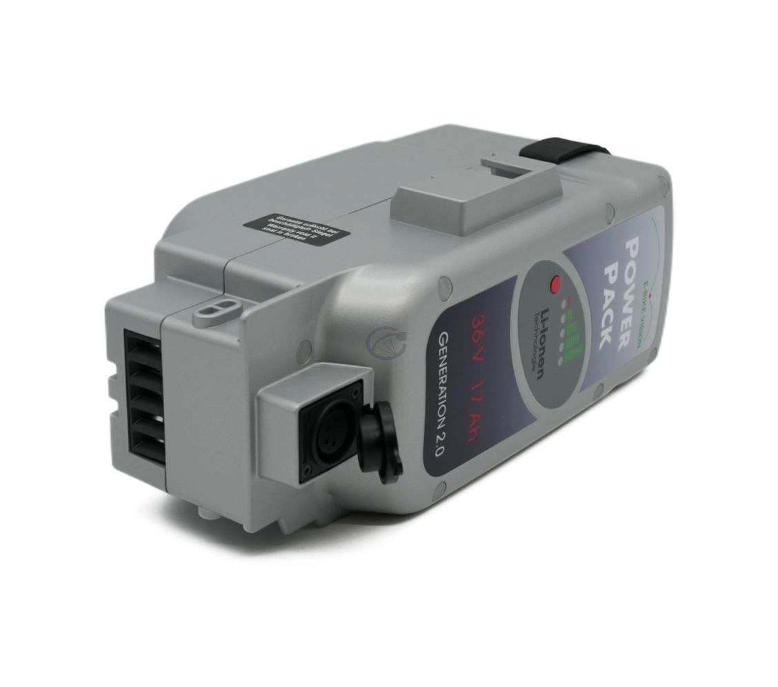 Vista de tres cuartos del Panasonic Deluxe 36V 17Ah Compatible en posición horizontal, donde la conexión para la bicicleta y el puerto de carga son claramente visibles.