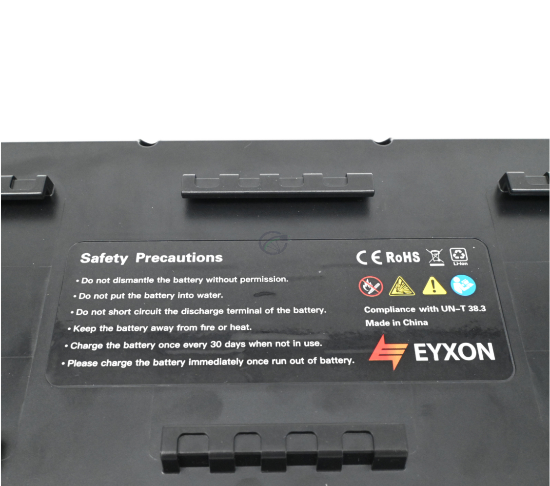 Primer plano de la etiqueta en la parte inferior de la batería EYXON Sparta/Batavus B400 36V 12.8Ah Compatible.
