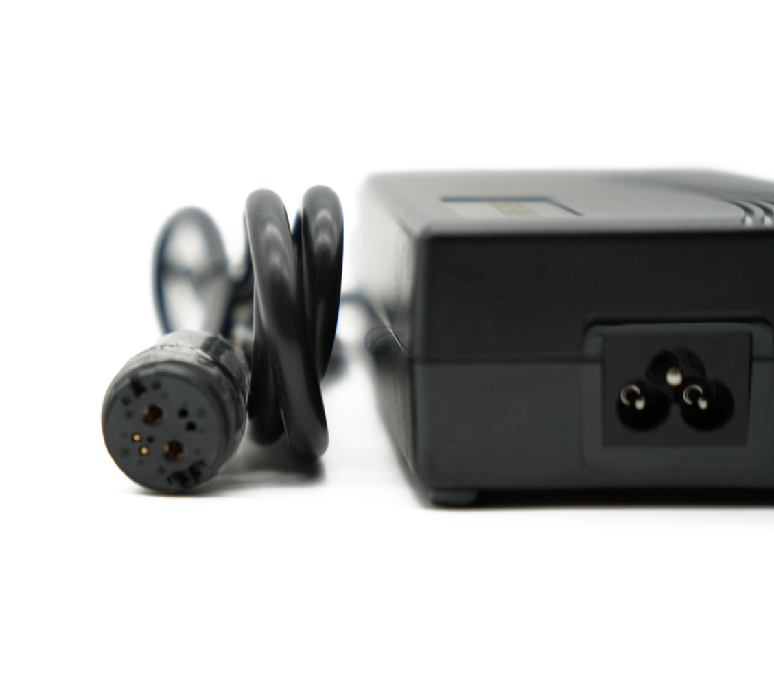 Primer plano del conector Rosenberger del cargador compatible Gazelle Impulse 42V 3A.