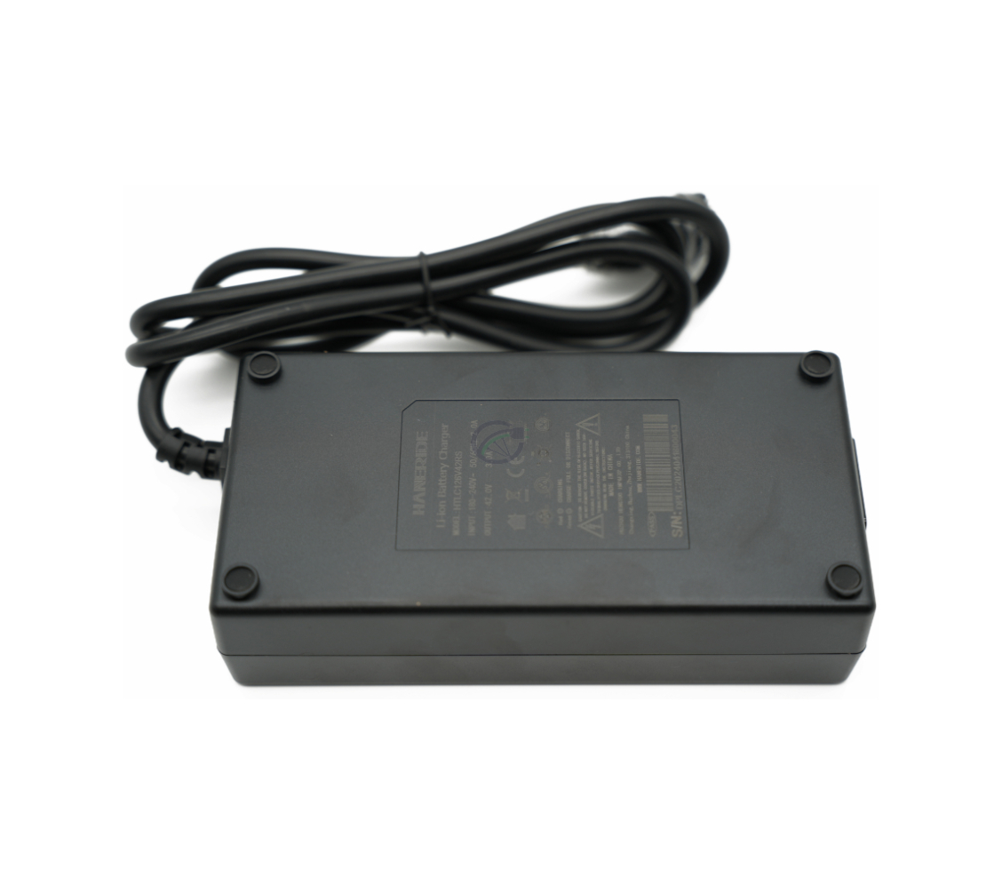 Vista inferior del cargador compatible Gazelle Impulse 42V 3A con conector Rosenberger.