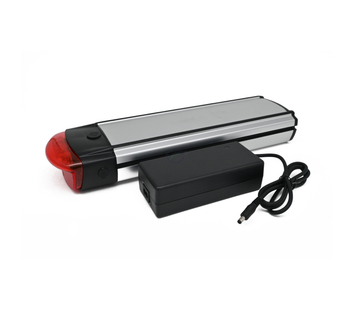 En esta imagen se puede ver una batería de bicicleta compatible Gazelle Innergy Gold de 36V 13Ah. Además, se muestra el cargador correspondiente, ya que se trata de un paquete en el que las personas reciben un cargador con la batería de la bicicleta.