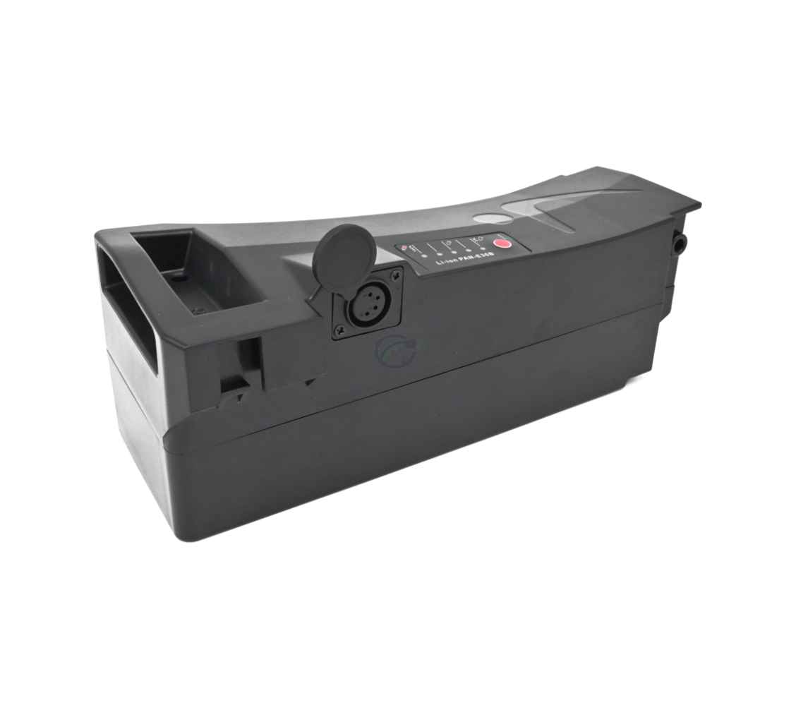Vista de tres cuartos de la batería compatible Impulse 36V 14.5Ah producida por EYXON. La imagen está tomada desde un ángulo inclinado mostrando el lado y la parte superior. La tapa del conector está abierta.