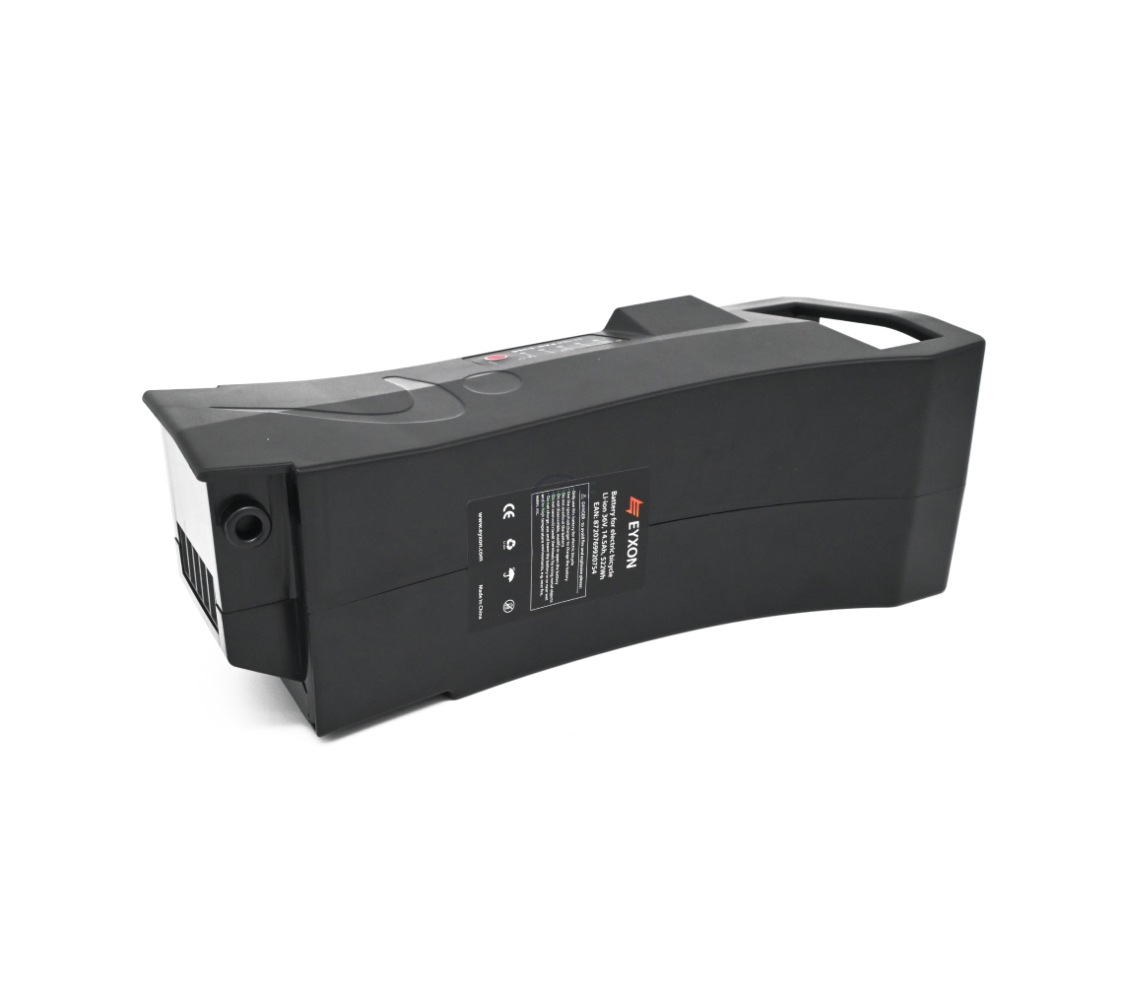 Batería compatible Impulse 36V 14.5Ah producida por EYXON vista desde un ángulo inclinado. Principalmente el lado con la etiqueta es claramente visible.