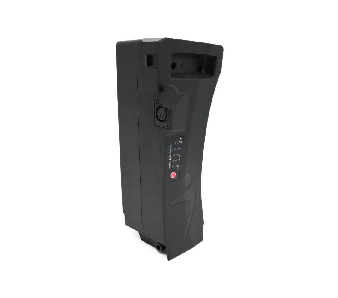 La batería compatible Impulse 36V 14.5Ah producida por EYXON de pie, mostrando la parte superior y el lado con el puerto de carga. La tapa del puerto de carga está abierta.