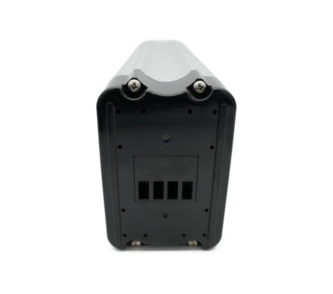 Vista trasera de la Phylion XH370-12J Silverfish 37V 12Ah Compatible, tomada desde el frente donde se ve claramente la conexión de la bicicleta.